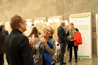 An den Projektständen konnte man mit den Mitarbeiterinnen und Mitarbeitern des Akademienprogramms ins Gespräch kommen. Foto: Dirk Brzoska