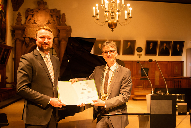 Einführung des neuen Akademie-Mitglieds Prof. Dr.-Ing. Henning Zeidler durch den Präsidenten, Foto: Dirk Brzoska