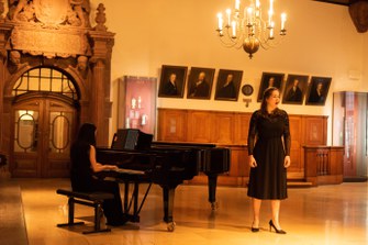 Öffentliche Frühjahrssitzung 2023, Bild 0 Musikalische Eröffnung, Clara Fréjacques und Yuying Chen, Foto: Dirk Brzoska