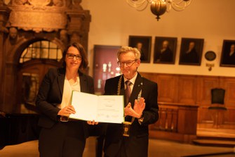 Öffentliche Frühjahrssitzung 2023, Bild 6 Einführung der neu gewählten Akademiemitglieder durch den Präsidenten, Prof. Dr. Tanja Gulder, Foto: Dirk Brzoska