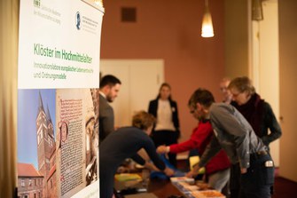 Stand des interakademischen Projekts „Klöster im Hochmittelalter“ der Sächsischen und der Heidelberger Akademie der Wissenschaften in der Oper Leipzig. Foto: Dirk Brzoska