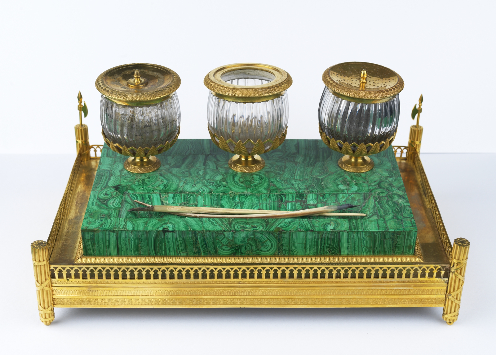 Schreibzeug aus Malachit, aus dem Besitz von Großherzog Karl August von Sachsen-Weimar-Eisenach, geschenkt an Johann Wolfgang von Goethe, aus der Jekaterinburger Steinschleiferei,  © Klassik Stiftung Weimar / Museen KKg/00963