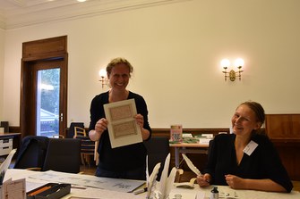 Schreiben wie zu Goethes Zeiten mit Dr. Yvonne Pietsch (links) und Jenny Bryś aus dem PROPYLÄEN-Vorhaben
