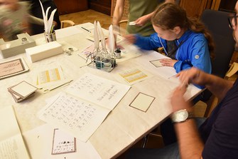 Übungsbogen mit altdeutscher Handschrift. 