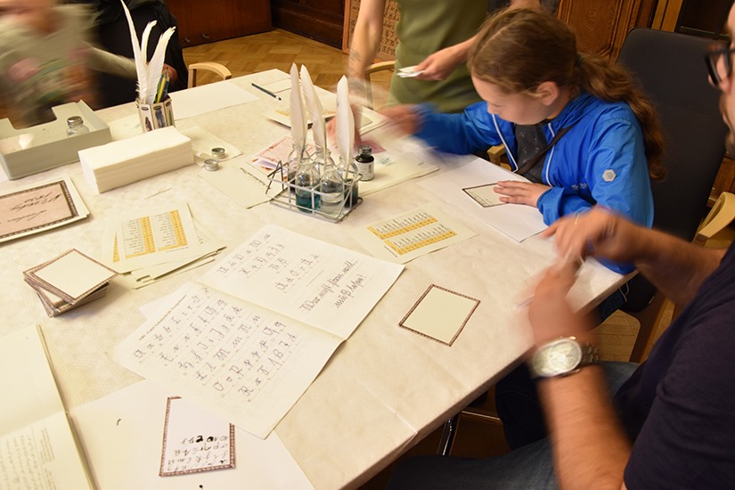 Übungsbogen mit altdeutscher Handschrift. 