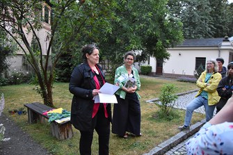 Dr. Almut Mikeleitis-Winter (links) und Dr. Aletta Leipold aus dem Akademievorhaben Althochdeutsches Wörterbuch stellten den karolingischen Heilpflanzengarten der Akademie vor, der nach dem Hortulus-Gedicht des Mönches Walahfrid Strabo angelegt ist.