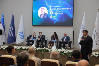 Begrüßung durch Yuldashev Bakhtiyor, Erster Prorektor der New Uzbekistan University, mit (von links nach rechts) Shlomo Weber, Odil Abdurakhmanov, Khilola Umarova und Hans Wiesmeth im Präsidium. 