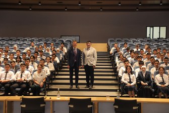Marc-Olivier Coppens (links) von der City University London, und korrespondierendes Mitglied der Sächsischen Akademie der Wissenschaften zu Leipzig, hier zusammen mit Prorektor Yuldashev Bakhtiyor, referierte neben seinem Plenarvortrag auch im Rahmen einer Kursvorlesung für die Studierenden der Universität Taschkent. 