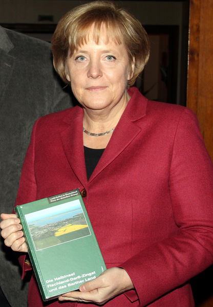 Bundeskanzlerin Dr. Angela Merkel mit dem neuesten Band der Reihe Landschaften in Deutschland auf dem Neujahrsempfang des Landkreises Nordvorpommern am 15. Januar in Trinwillershagen.