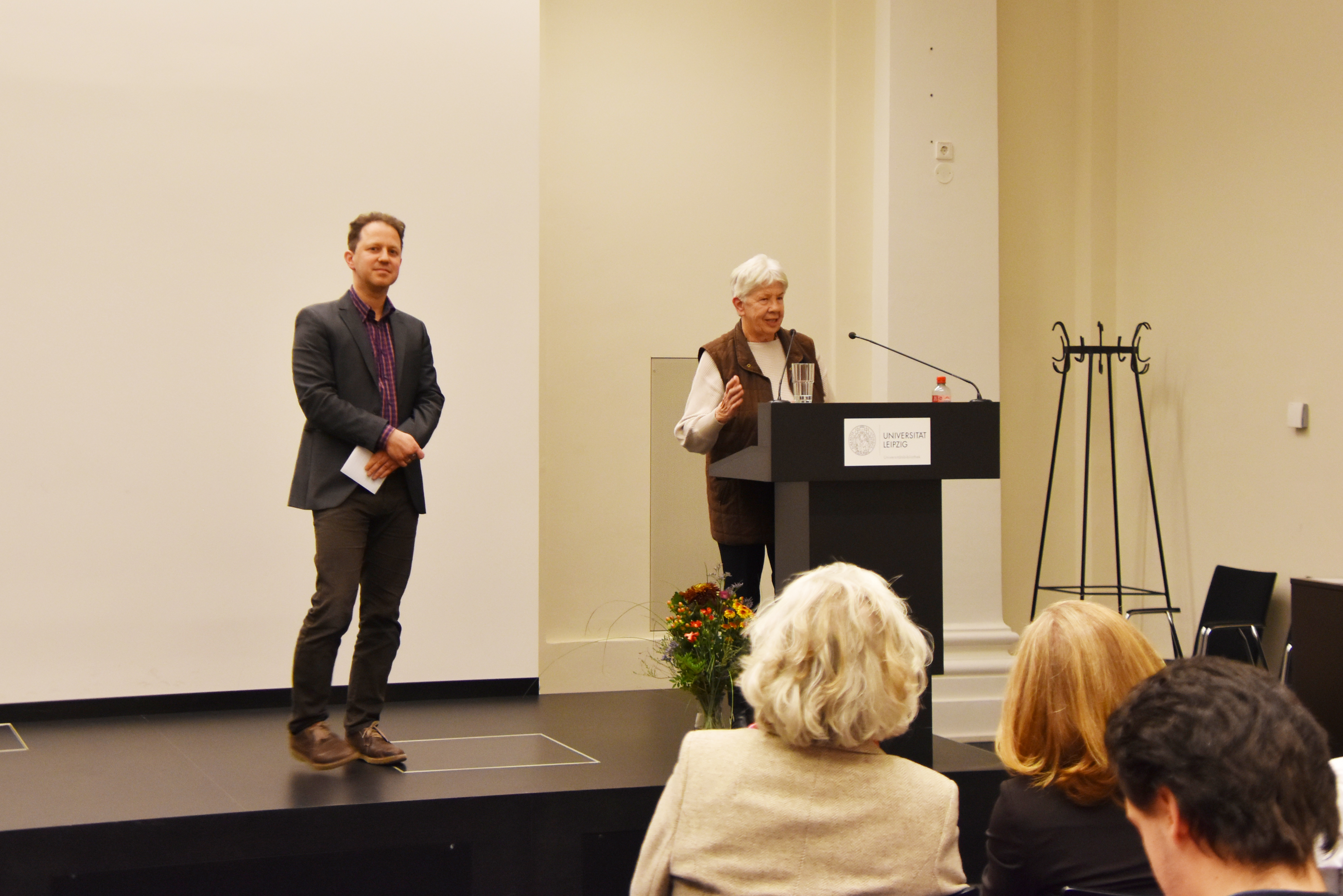 Fragen aus dem Publikum gab es wenige: mit Dr. Alexander Blum (Max-Planck-Institut für Wissenschaftsgeschichte) und Barbara Blum. Die beiden sind nicht miteinander verwandt. In der ersten Reihe sitzen die Universitätsrektorin Prof. Eva Inés Obergfell und Dr. Anne Lipp, die Leiterin der Universitätsbibliothek.