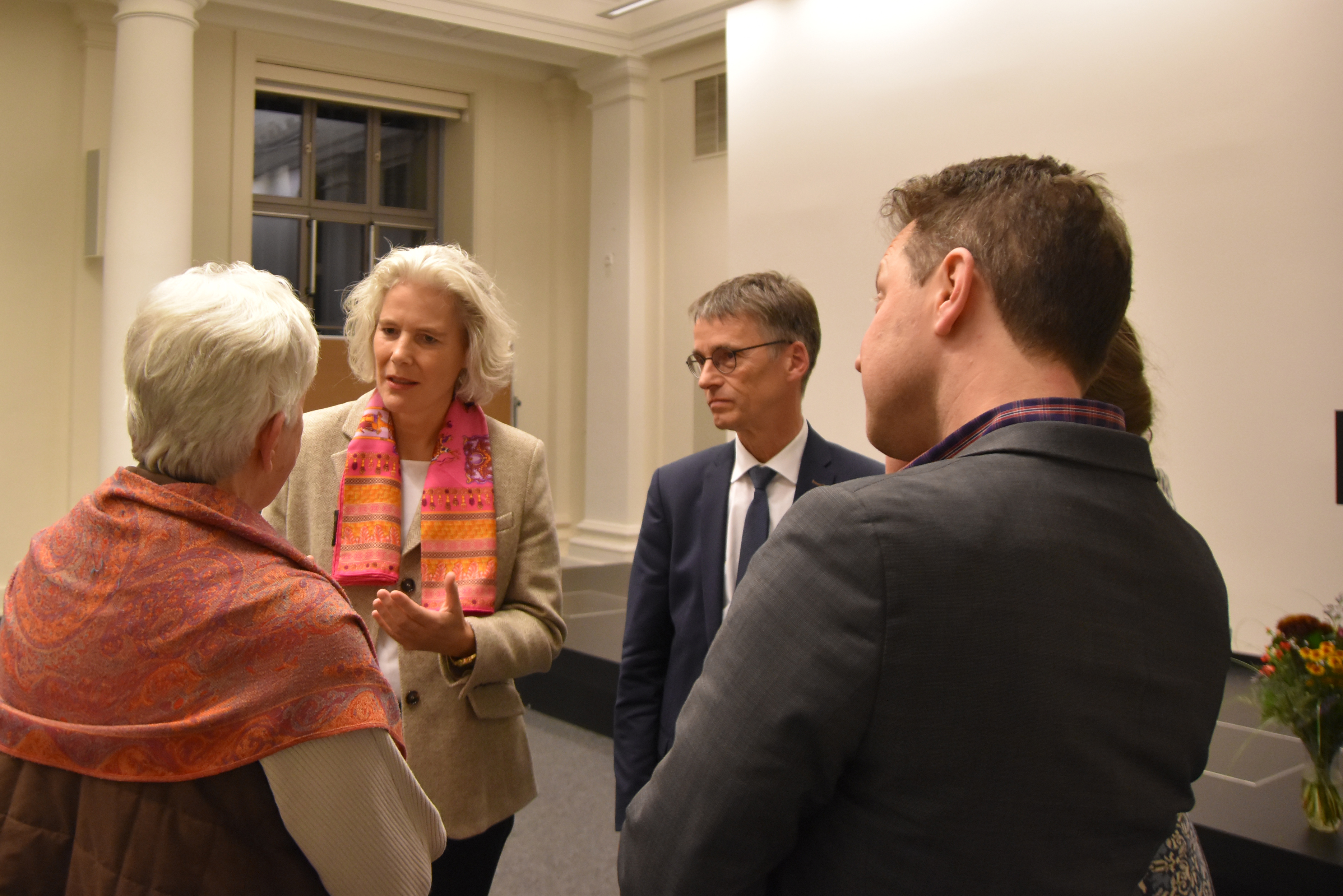 Der Vortrag gab viel Anregung für anschließende Gespräche: von links: Barbara Blum, Universitätsrektorin Prof. Eva Inés Obergfell, Prof. Hans-Joachim-Knölker (Präsident der Sächsischen Akademie der Wissenschaften zu Leipzig), Dr. Alexander Blum. Fotos: Sächsische Akademie der Wissenschaften / Birgit Pfeiffer