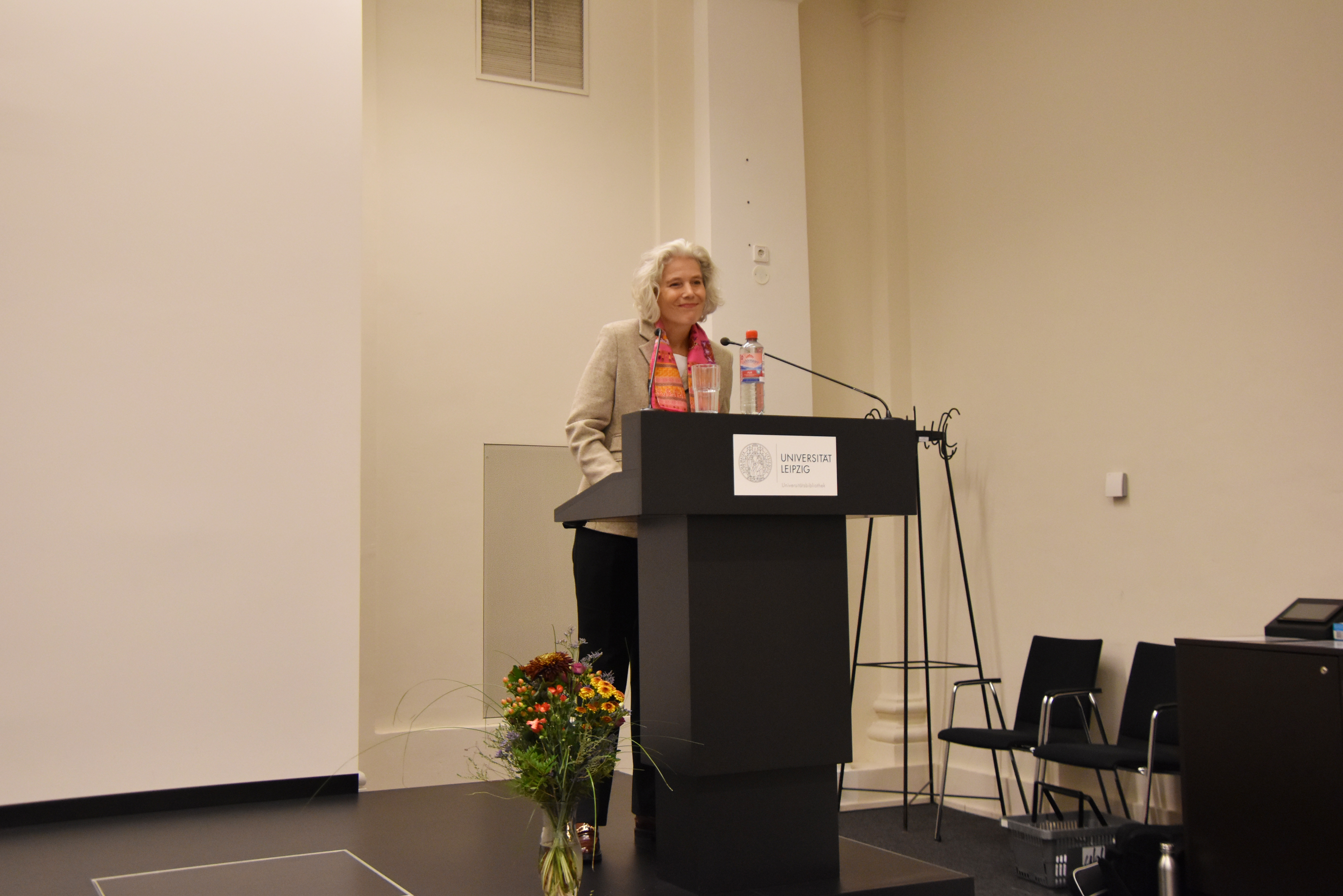 Die Rektorin der Universität Leipzig, Prof. Eva Inés Obergfell, führte in den Vortrag ein. 
