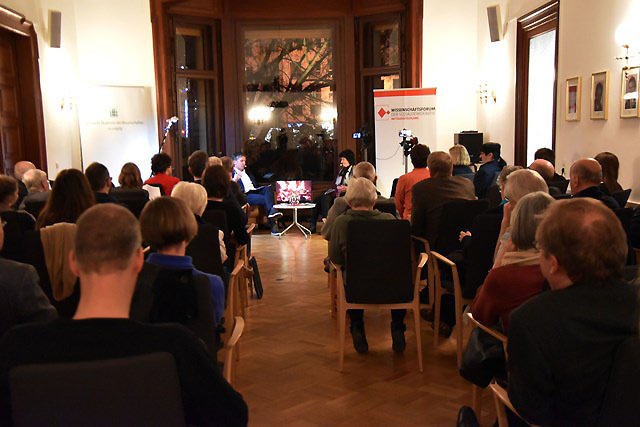 Im gut gefüllten Saal diskutierte Dr. Eva-Maria Stange mit Tino Moritz.
