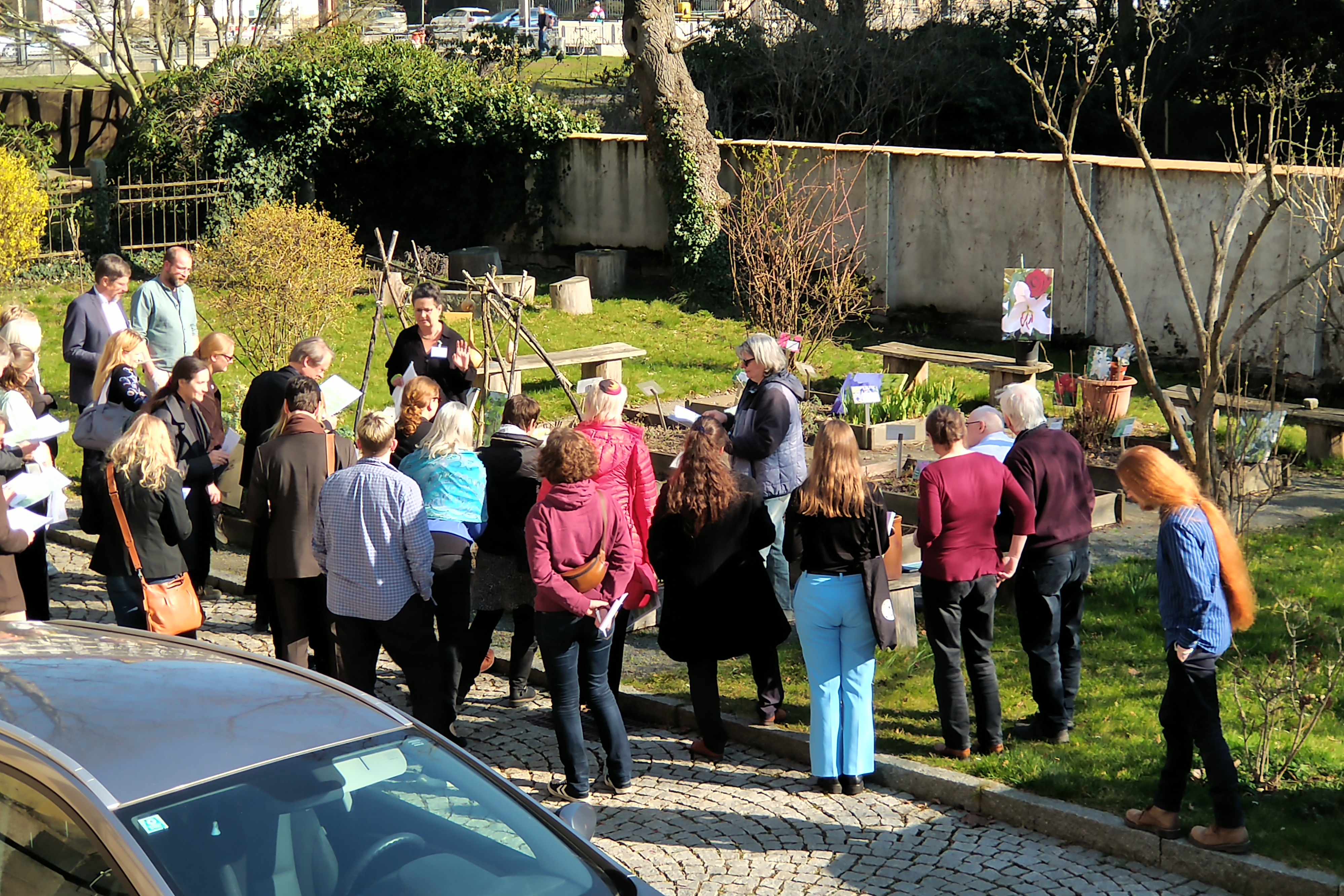 Führung im Hortulus theodiscus bei Frühlingswetter mit Aletta Leipold. Foto: Almut Mikeleitis-Winter
