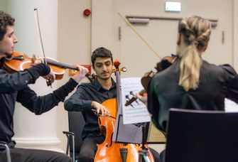 Trio Arbores Musikalische Eröffnung der Herbstsitzung mit dem Trio Arbores der Hochschule für Musik und Theater „Felix Mendelssohn Bartholdy“: Laura Kukkonen (Violine), Javier Pardo Gil (Viola), Jordi Albelda Santamargarita (Violoncello)