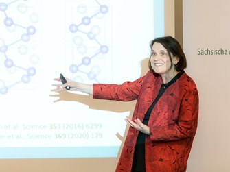 Vortrag von Prof. Dr. Claudia Felser, Preisträgerin der Wilhelm-Ostwald-Medaille; Öffentliche Frühjahrssitzung 2022, Foto: Swen Reichhold