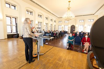 Vorstellung des Preises durch Prof. Dr. Eva Inés Obergfell, Rektorin der Universität Leipzig; Verleihung des Leipziger Wissenschaftspreises 2022, Foto: Swen Reichhold