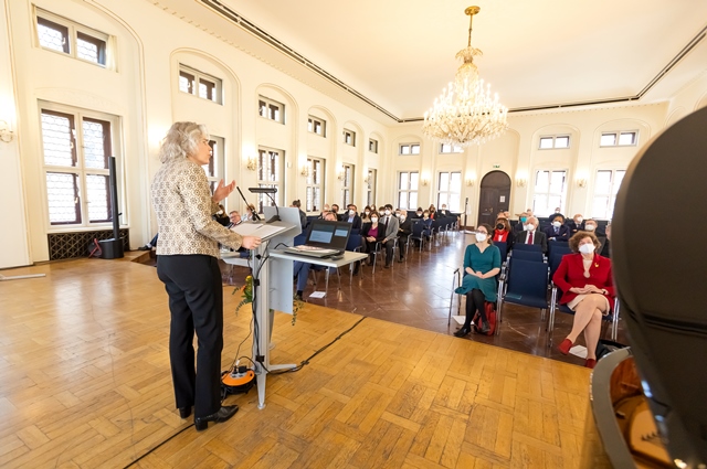 Vorstellung des Preises durch Prof. Dr. Eva Inés Obergfell, Rektorin der Universität Leipzig; Verleihung des Leipziger Wissenschaftspreises 2022, Foto: Swen Reichhold