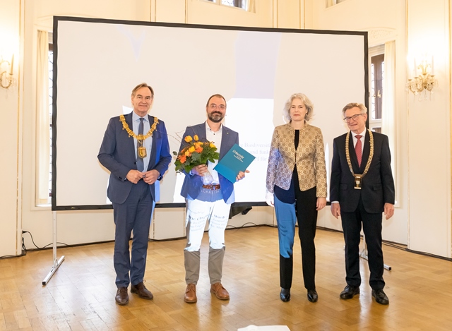 Preistäger Prof. Dr. Christian Wirth (2. v. l.) mit dem Leipziger Oberbürgermeister Burkhard Jung, Prof. Dr. Eva Inés Obergfell (Rektorin der Universität Leipzig) sowie Prof. Dr. Hans Wiesmeth (Präsident der SAW); Verleihung des Leipziger Wissenschaftspreises 2022, Foto: Swen Reichhold