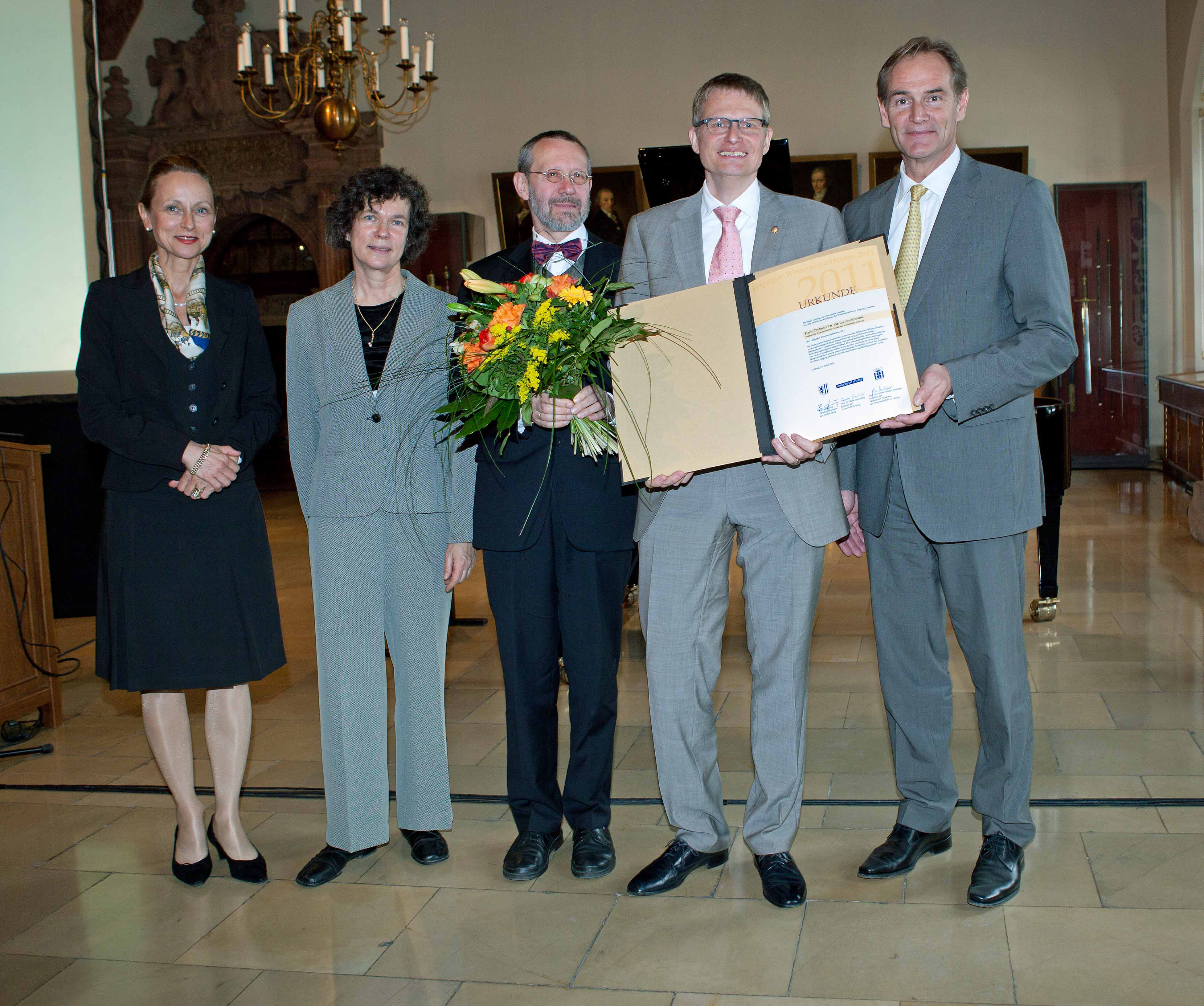 von links: Staatsministerin Prof. Dr. Dr. Sabine Freifrau von Schorlemer (Freistaat Sachsen), Prof. Dr. Beate A. Schücking, Rektorin der Universität Leipzig, Prof. Dr. Pirmin Stekeler-Weithofer, Präsident der Sächsischen Akademie der Wissenschaften zu Leipzig, Prof. Dr. Marius Grundmann (Preisträger), Universität Leipzig, Oberbürgermeister Burkhard Jung (Stadt Leipzig), Foto: Swen Reichhold