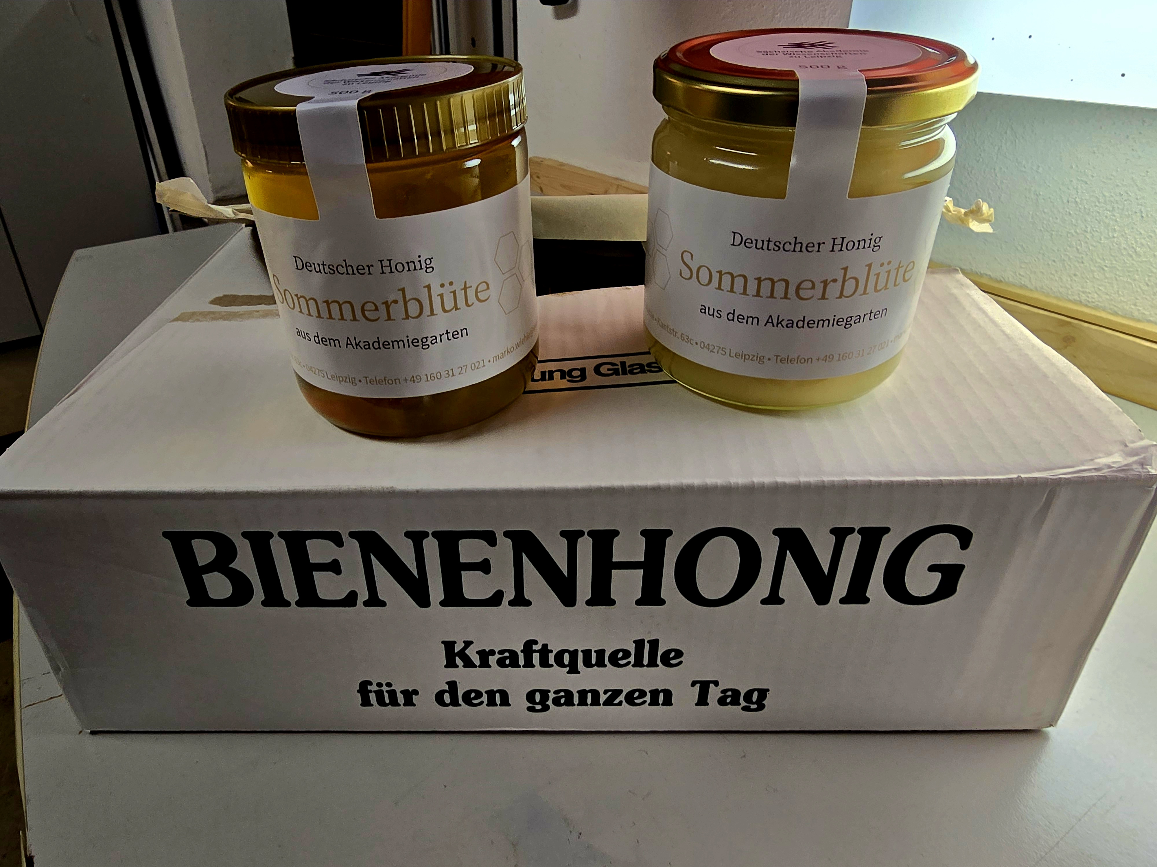 zwei gläser honig 