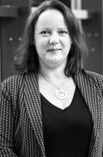 Porträt einer lächelnden weiblichen Person mit Halskette