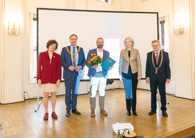 Verleihung des Leipziger Wissenschaftspreises an Christian Wirth (Bild mit Laudatorin)