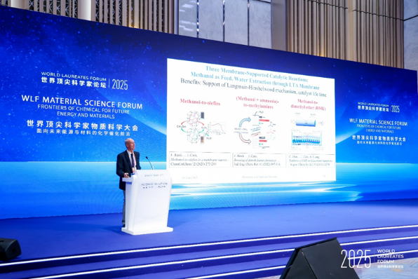 Jürgen Caro speaking on a blue stage. In the background there is a very big wide blue screen to be seen. In the centre of the screen there is a slide of his presentation on new membranes. On the left and on the right of the presentation is written WLF Material Science Forum Frontiers of Chemical for Future Energy and Materials in English and Chinese